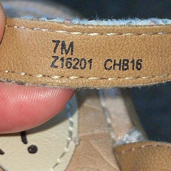 BOC Corey White gold loop toe flat sandals - Picture 4 of 9